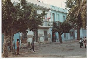 ORAN GAMBETTA PLACE FONTANEL 1982 MAISON DE MICHELINE AVEC LINGES AU BALCON